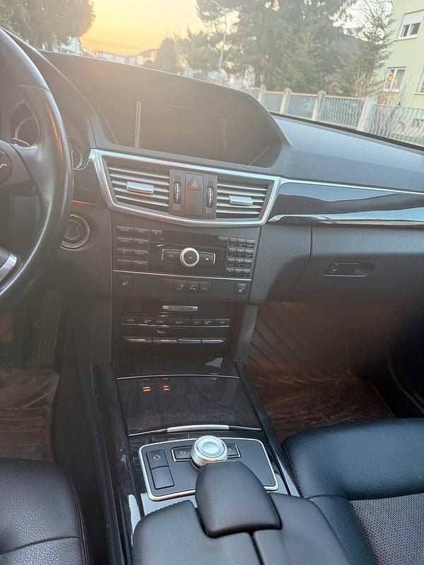 Gebraucht Mercedes E220 Avantgarde 170 PS (125 kW) 2011 Schwarz Limousine