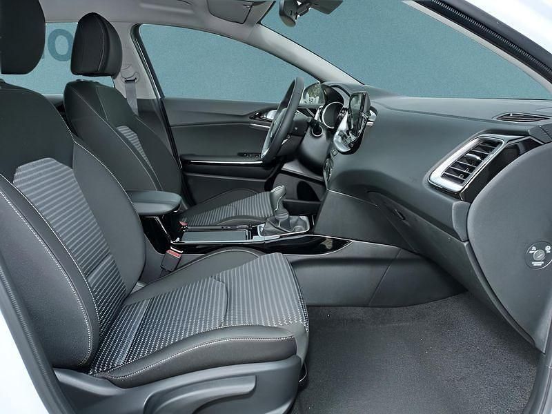 Neu Kia Ceed 101 PS (74 kW) 2025 Weiß Kleinwagen