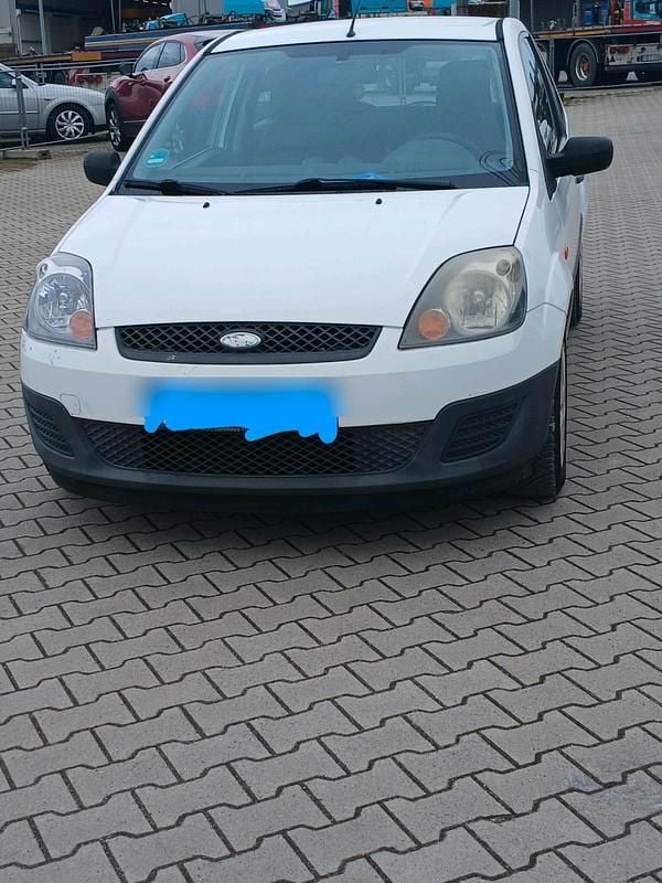 Weiß Gebraucht 2007 Ford Fiesta Limousine | 950 € (Fairer Preis) - Bild 1/4