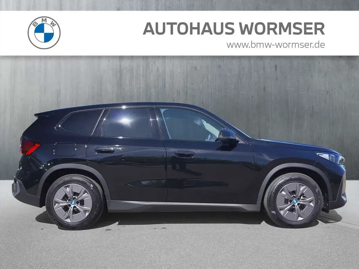 Używany BMW iX1 Performance 225 kW (306 KM) 2025 Czarny SUV