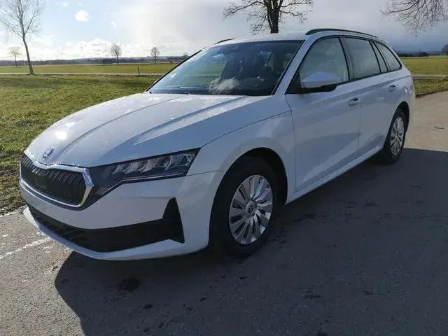 Moonweiß metallic Neu 2025 Skoda Octavia Essence Kombi | 32.340 € (Fairer Preis) - Bild 1/2