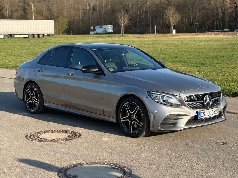 Grau Gebraucht 2020 Mercedes C300 AMG line Limousine | 31.650 € (Fairer Preis) - Bild 1/4