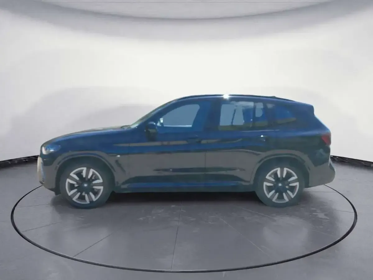 Gebraucht BMW iX3 210 kW (286 PS) 2023 M carbonschwarz SUV