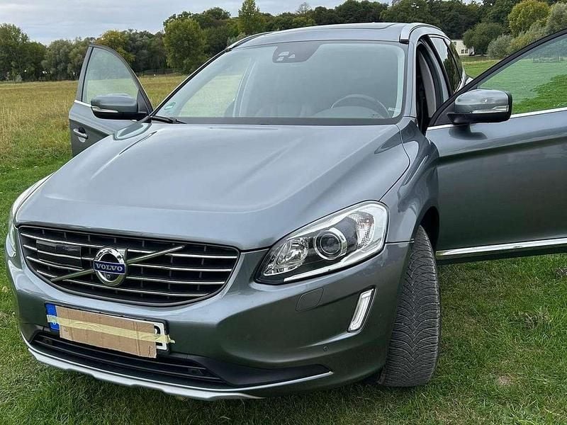 Grau Gebraucht 2016 Volvo XC60 Summum SUV | 20.900 € (Fairer Preis) - Bild 1/4