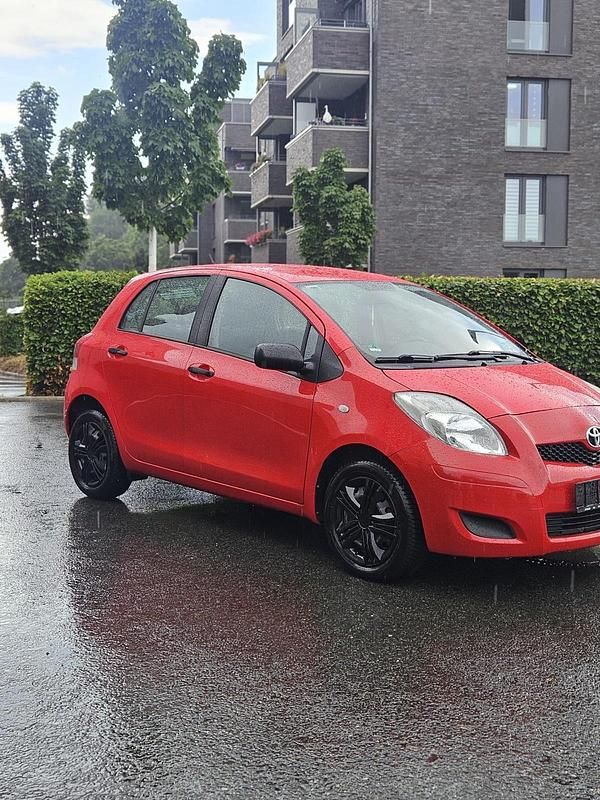 Rot Gebraucht 2010 Toyota Yaris Kleinwagen | 2.650 € (Guter Preis) - Bild 1/4