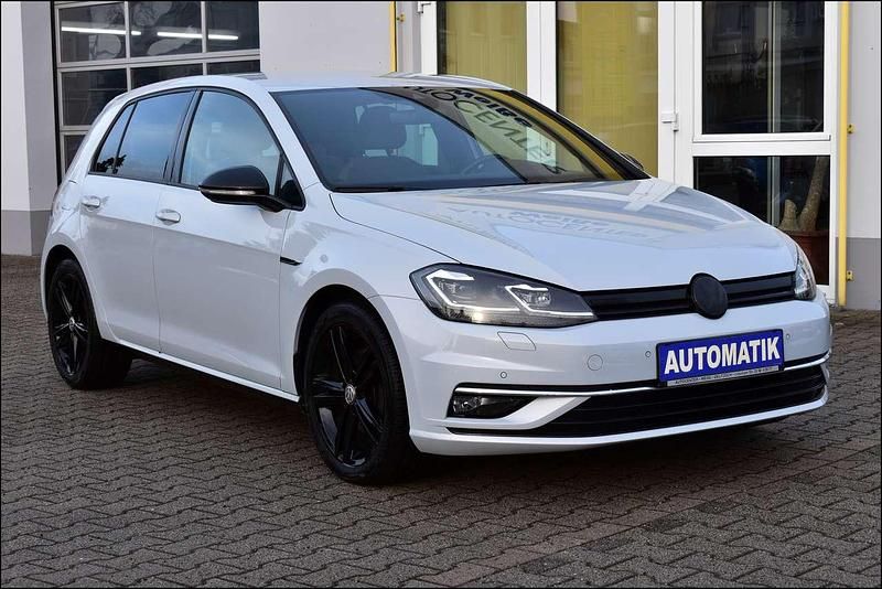 Gebraucht VW Golf VII Highline 131 PS (96 kW) 2018 White silver metallic Kleinwagen