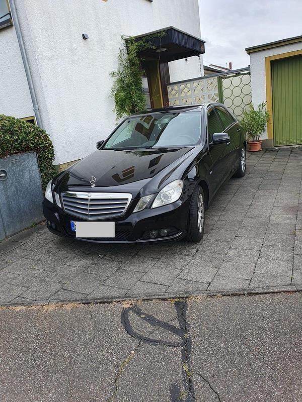 Schwarz Gebraucht 2010 Mercedes E220 Limousine | 9.500 € (Etwas zu teuer) - Bild 1/2