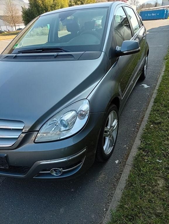 Gebraucht Mercedes B180 109 PS (80 kW) 2009 Grau Van / Kleinbus