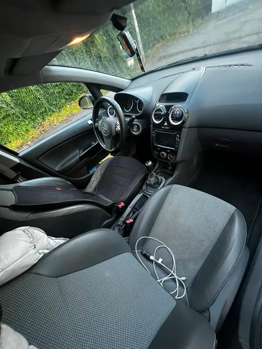 Używany Opel Corsa 75 KM (55 kW) 2010 Czarny Hatchback