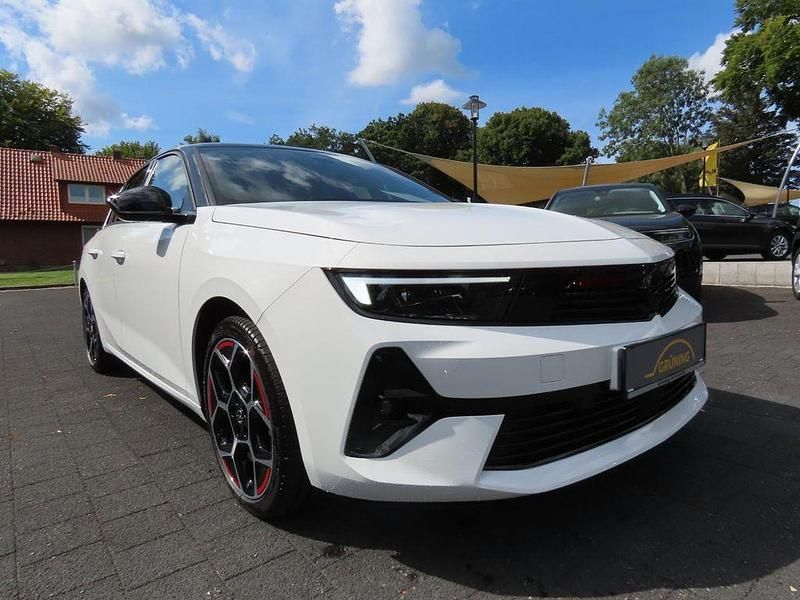 Weiß Gebraucht 2023 Opel Astra GS Line Limousine | 23.500 € (Teuer) - Bild 1/4