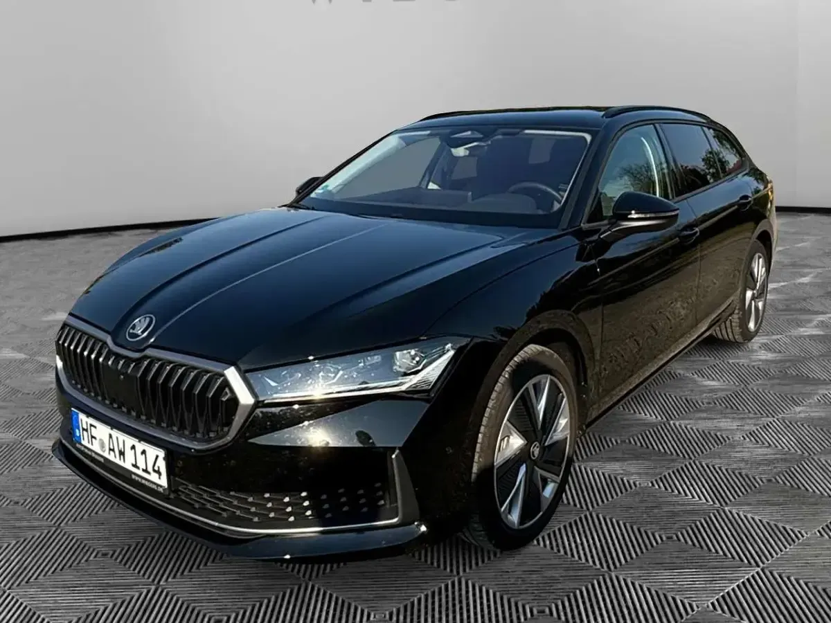 Gebraucht Skoda Superb Selection 150 PS (110 kW) 2024 Ebony schwarz metallic Kombi