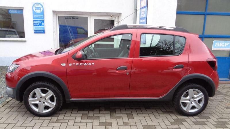 Gebraucht Dacia Sandero Prestige 90 PS (66 kW) 2016 Rot Limousine