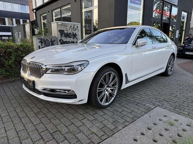 Weiß Gebraucht 2017 BMW 750 Limousine | 27.500 € (Superpreis) - Bild 1/4