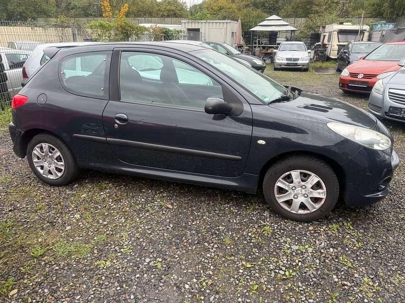Gebraucht Peugeot 206+ Basis 60 PS (44 kW) 2011 Schwarz Kleinwagen