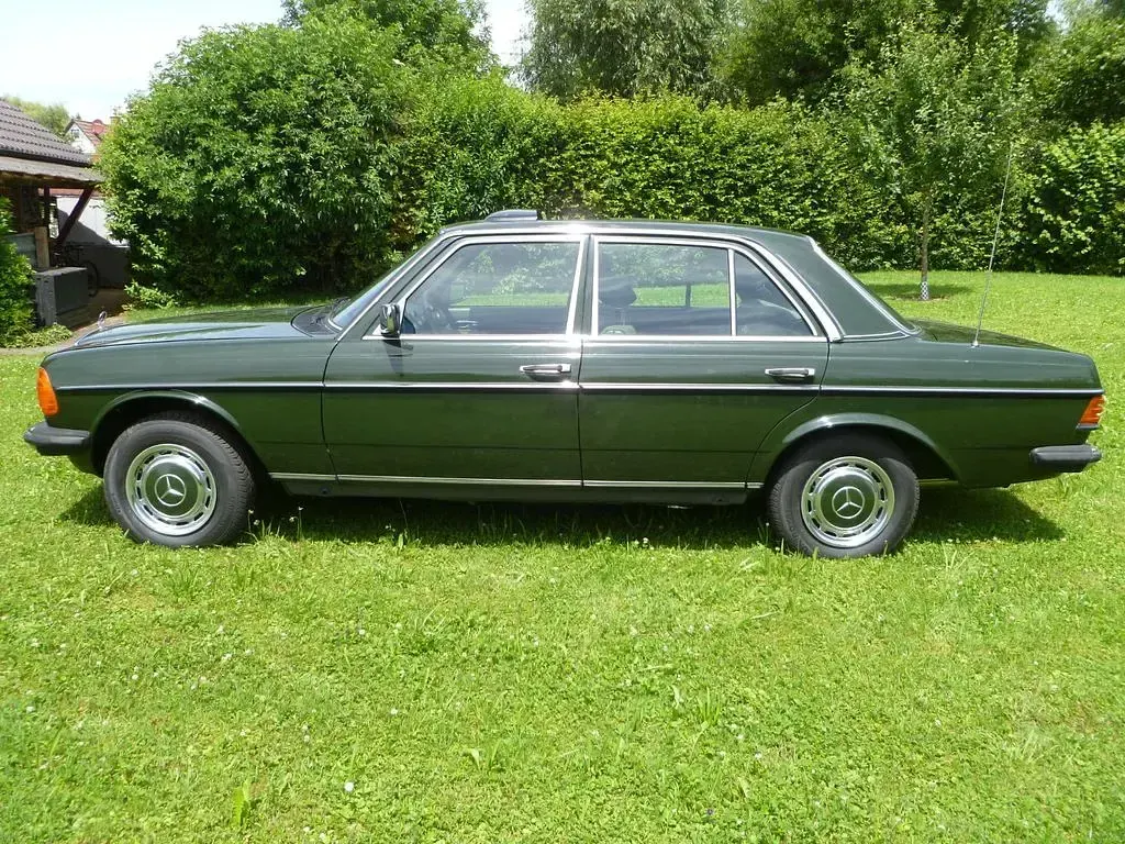 Używany Mercedes E230 136 KM (100 kW) 1983 Zielony Sedan/Limuzyna