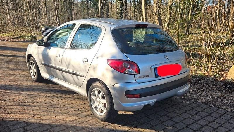 Gebraucht Peugeot 206+ 68 PS (50 kW) 2009 Silber Kleinwagen