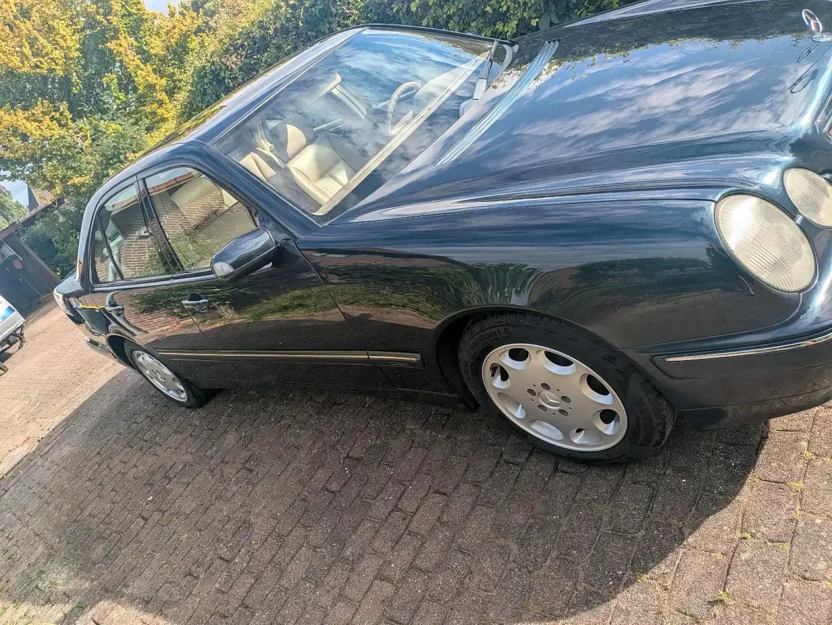 Gebraucht Mercedes E200 136 PS (100 kW) 1999 Blau Limousine