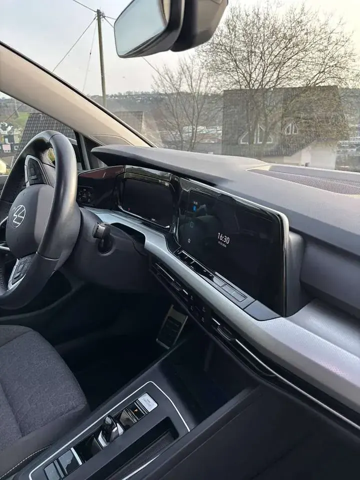 Gebraucht VW Golf VIII Move 150 PS (110 kW) 2024 Weiß Kombi