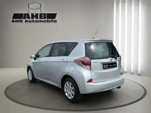 Gebraucht Toyota Verso-S Life 99 PS (72 kW) 2014 Silver metallic Van / Kleinbus