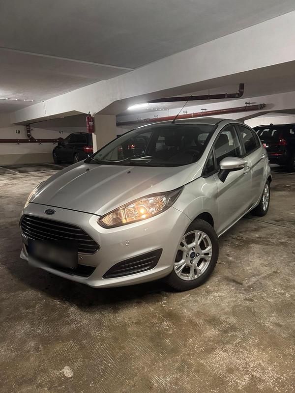 Gebraucht Ford Fiesta 60 PS (44 kW) 2014 Silber Kleinwagen