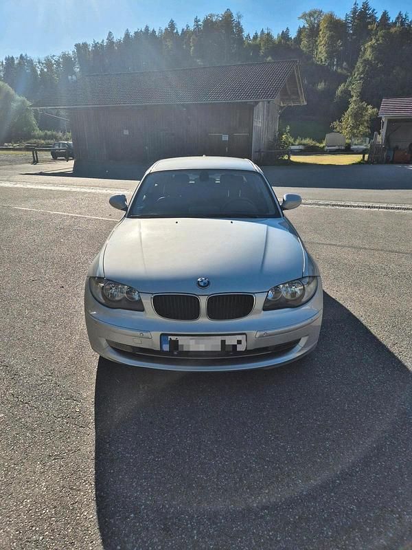 Grau Gebraucht 2011 BMW 116 Kleinwagen | 6.990 € (Etwas zu teuer) - Bild 1/4