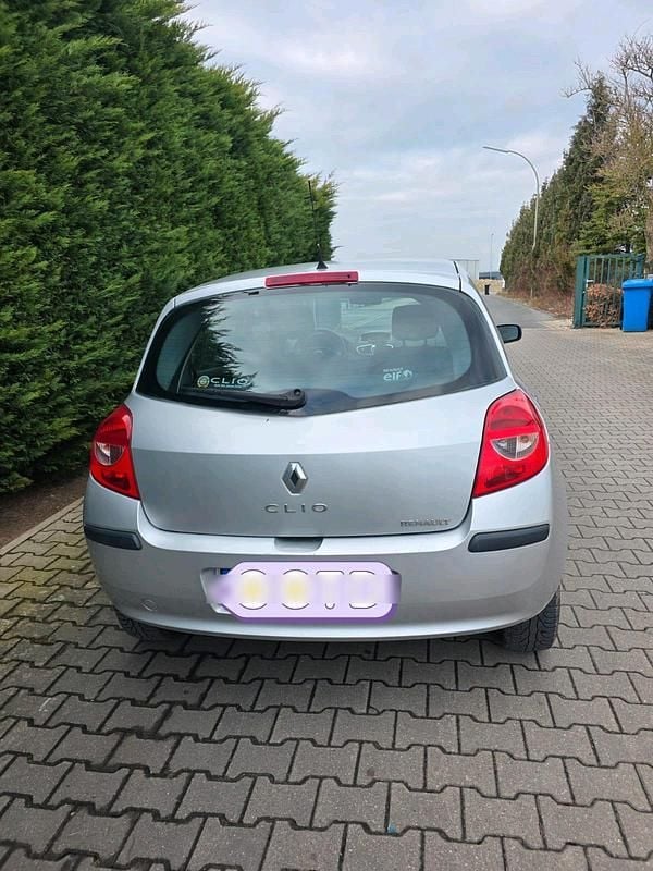 Gebraucht Renault Clio III 88 PS (64 kW) 2006 Silber Limousine