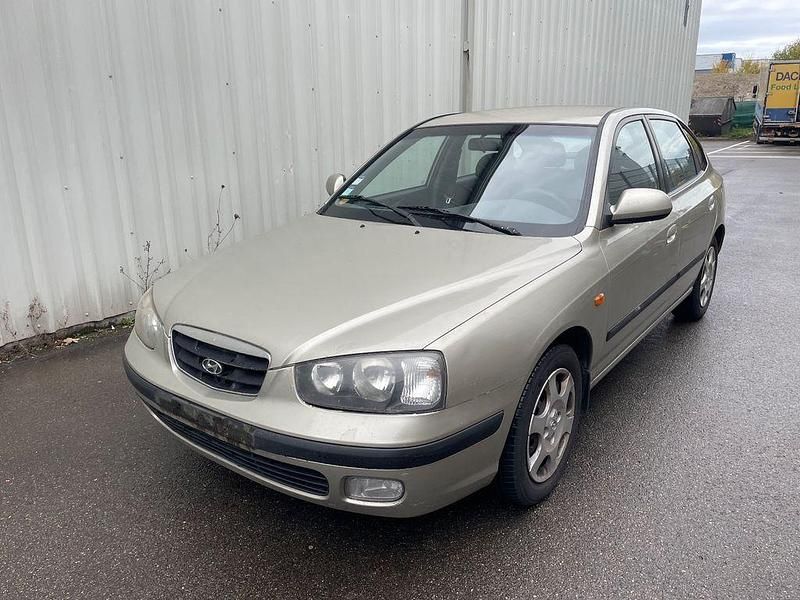 Gold Gebraucht 2001 Hyundai Elantra GLS Limousine | 1.290 € - Bild 1/4