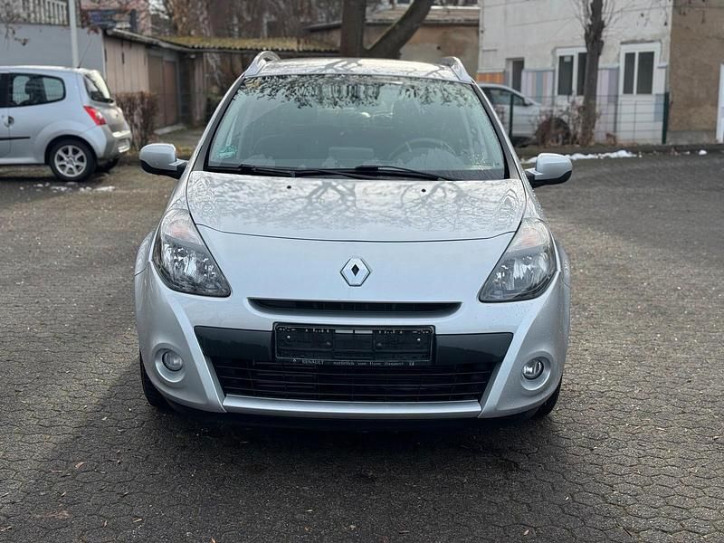 Silber Gebraucht 2011 Renault Clio GrandTour Kombi | 4.499 € (Etwas zu teuer) - Bild 1/4