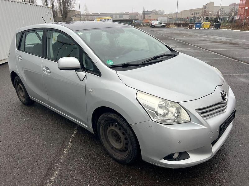 Gebraucht Toyota Verso Edition 132 PS (97 kW) 2011 Silber Van / Kleinbus
