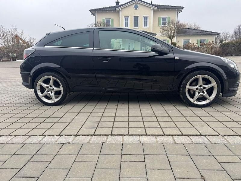 Gebraucht Opel Astra GTC Innovation 125 PS (91 kW) 2009 Schwarz Limousine