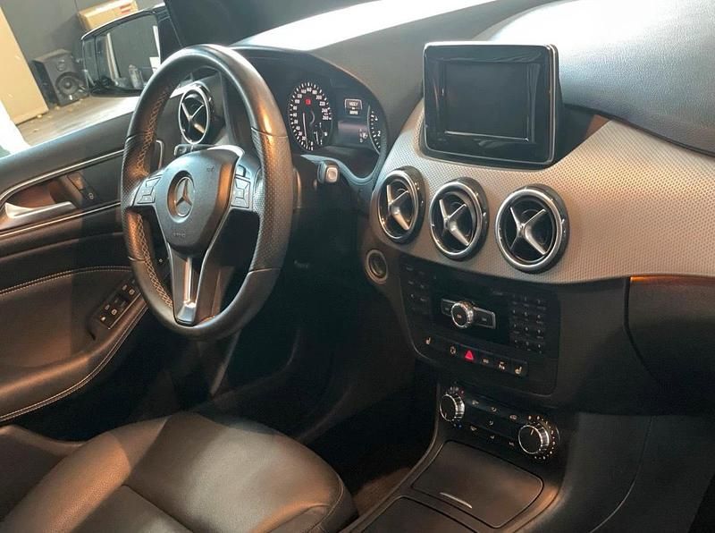 Weiß Gebraucht 2013 Mercedes 200 Limousine | 14.700 € (Fairer Preis) - Bild 1/4