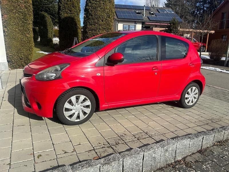 Gebraucht Toyota Aygo 68 PS (50 kW) 2014 Rot Kleinwagen