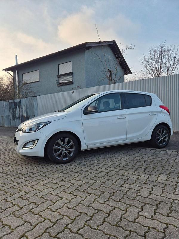 Weiß Gebraucht 2014 Hyundai i20 Edition Limousine | 6.690 € - Bild 1/4
