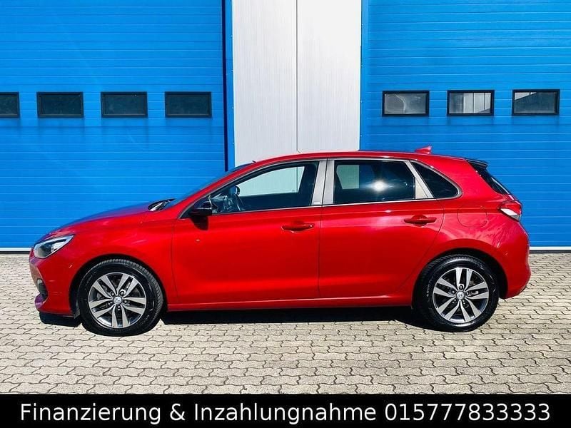 Rot Gebraucht 2020 Hyundai i30 Kleinwagen | 9.900 € (Fairer Preis) - Bild 1/4