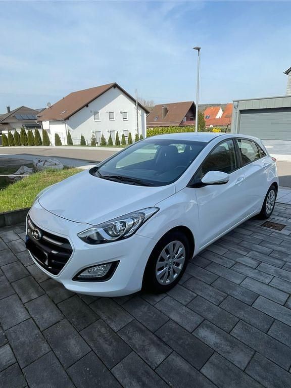 Gebraucht Hyundai i30 Trend 101 PS (74 kW) 2016 Weiß Limousine