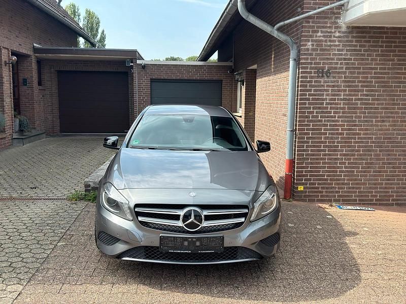 Grau Gebraucht 2014 Mercedes A180 Urban Limousine | 11.500 € (Fairer Preis) - Bild 1/4