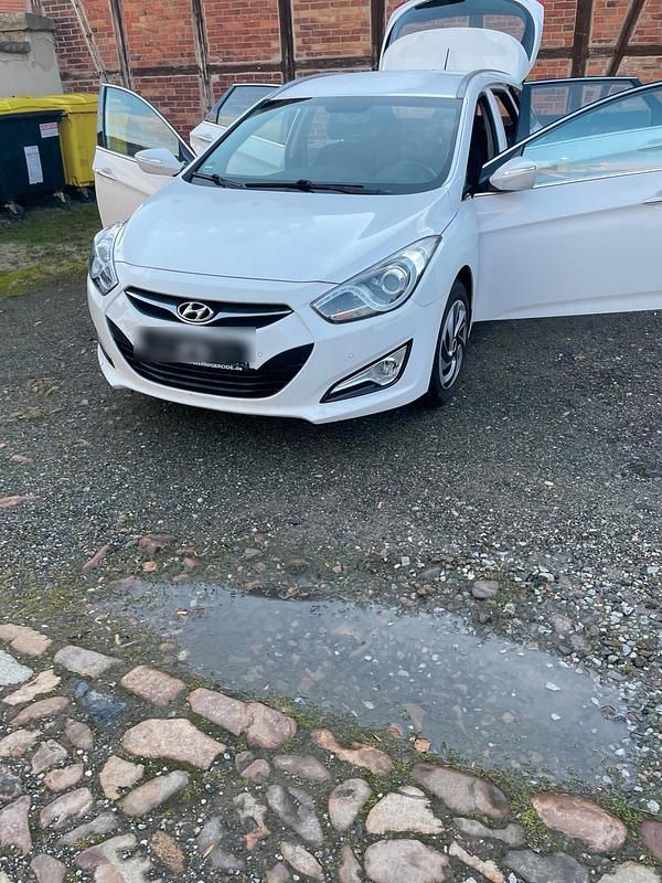 Weiß Gebraucht 2015 Hyundai i40 Kombi | 6.000 € (Superpreis) - Bild 1/4
