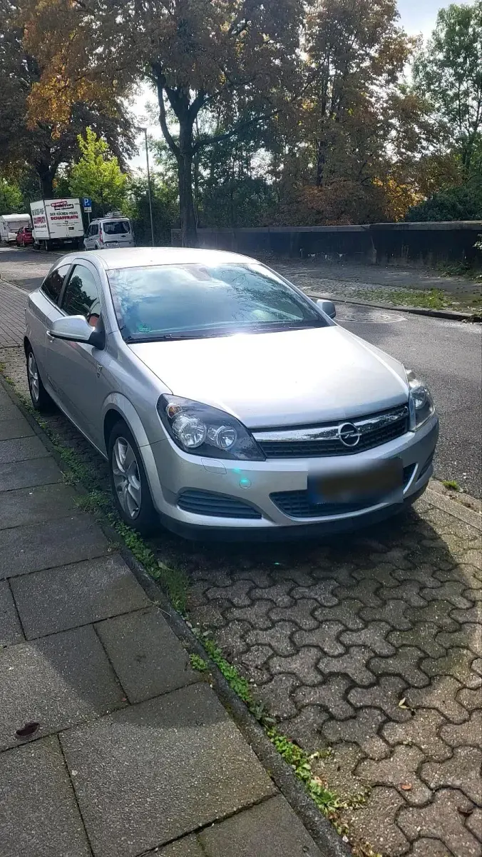 Gebraucht Opel Astra GTC Edition 115 PS (84 kW) 2010 Silber Coupé