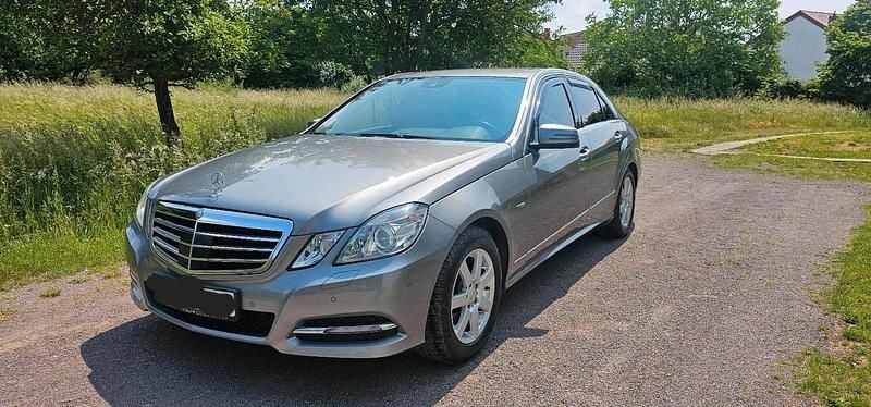 Silber Gebraucht 2012 Mercedes E250 Limousine | 13.800 € (Fairer Preis) - Bild 1/4