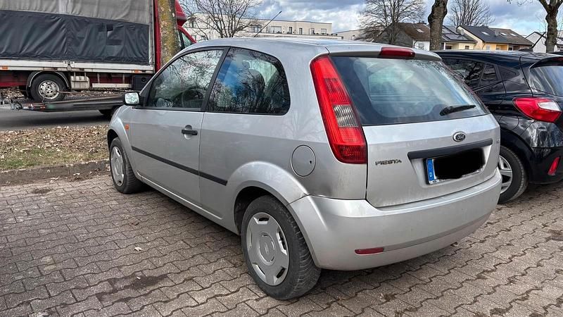 Gebraucht Ford Fiesta 68 PS (50 kW) 2004 Silber Kleinwagen
