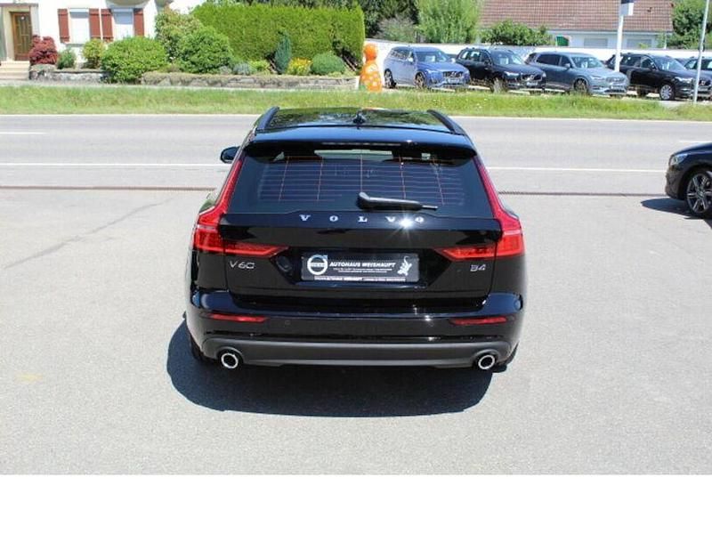 Gebraucht Volvo V60 Momentum 197 PS (144 kW) 2022 Black solid / solid Kombi