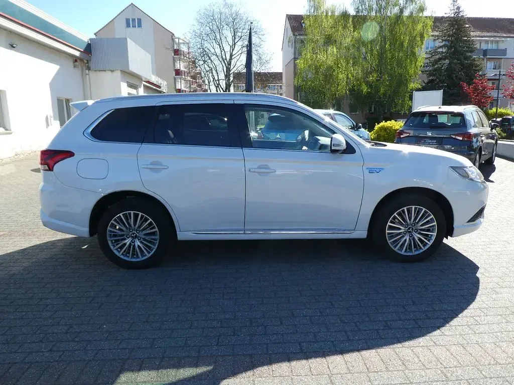 Gebraucht Mitsubishi Outlander P-HEV 224 PS (164 kW) 2021 Weiß SUV