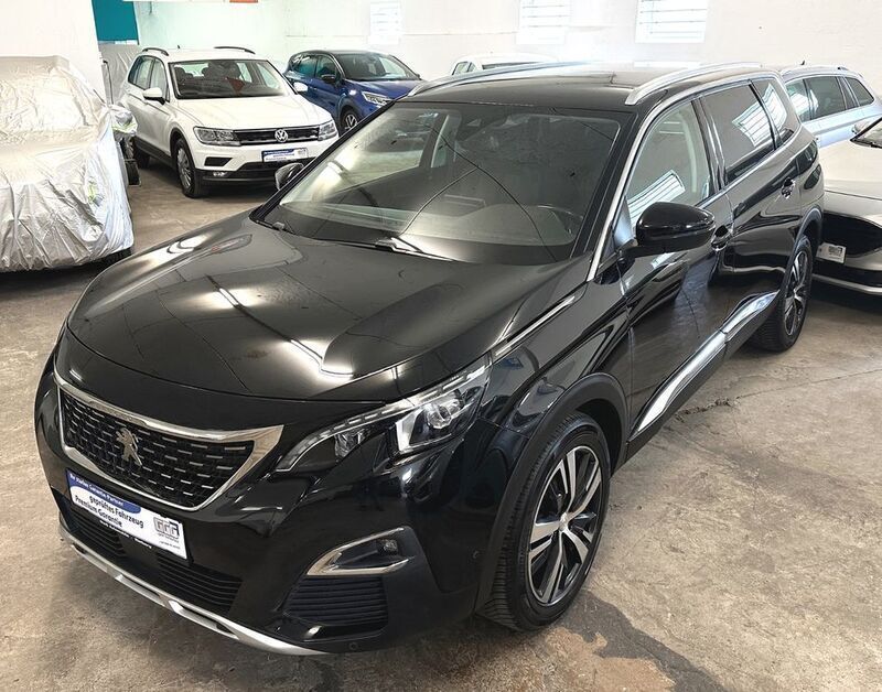 Lackierung schwarz perla nera/ Gebraucht 2018 Peugeot 5008 GT-line Van / Kleinbus | 18.990 € (Teuer) - Bild 1/4