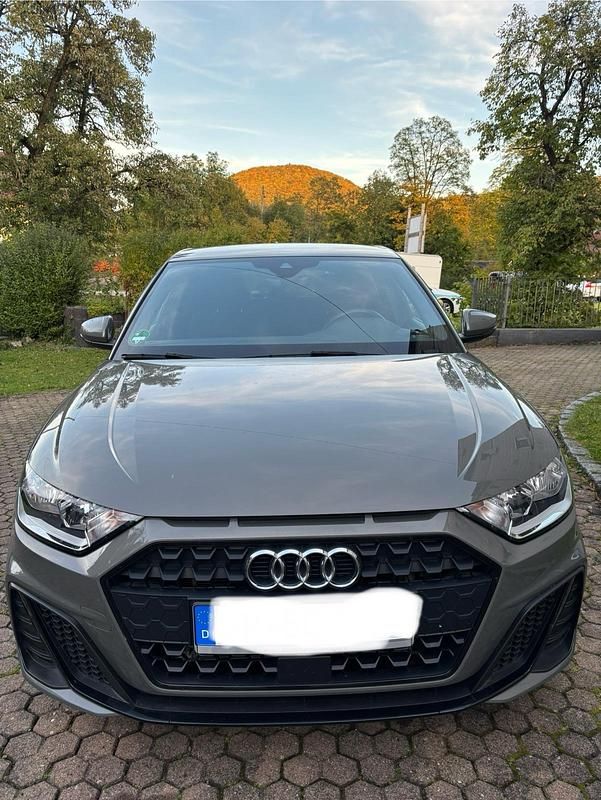 Grau Gebraucht 2023 Audi A1 Sportback S-Line Kleinwagen | 22.000 € (Fairer Preis) - Bild 1/4
