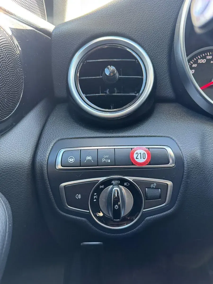 Używany Mercedes C220 170 KM (125 kW) 2017 Czerwony Sedan/Limuzyna