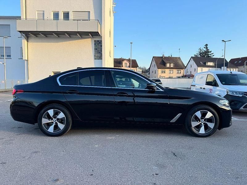 Gebraucht BMW 520 190 PS (139 kW) 2022 Schwarz ii/bonnet fluid black Limousine