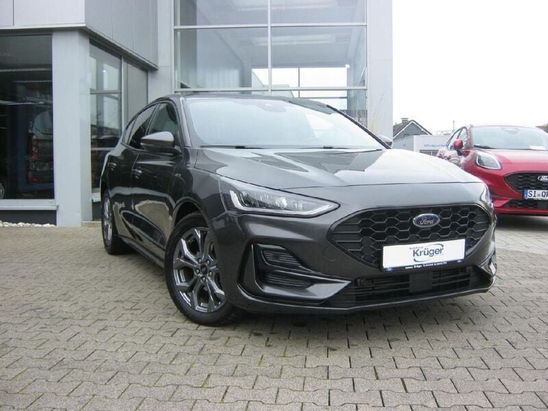 Grau Gebraucht 2023 Ford Focus ST-Line Limousine | 24.950 € (Fairer Preis) - Bild 1/4