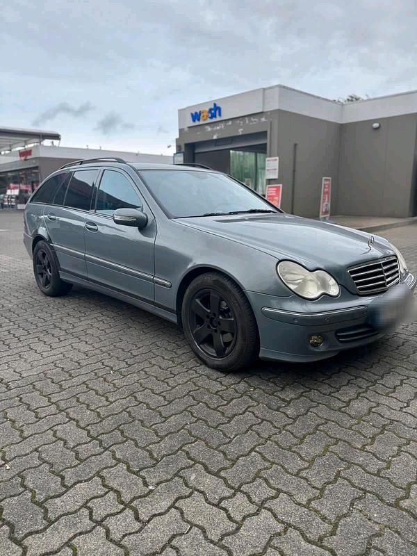 Gebraucht Mercedes 220 Avantgarde 150 PS (110 kW) 2005 Blau Kombi