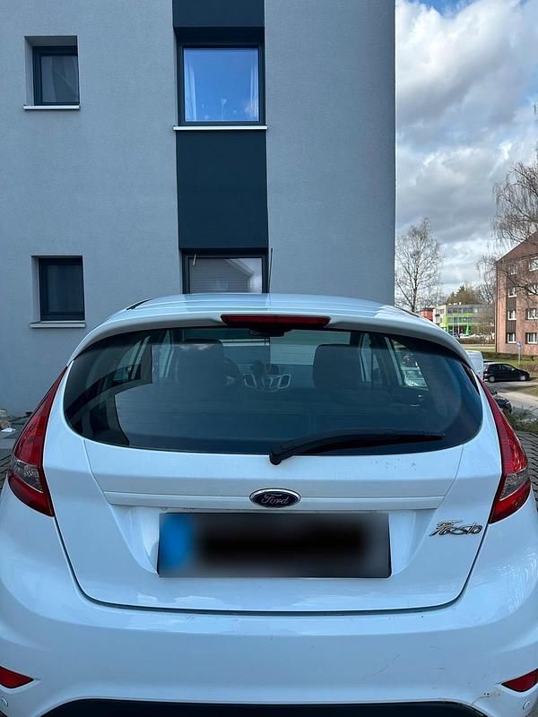 Gebraucht Ford Fiesta 70 PS (51 kW) 2011 Weiß Kleinwagen