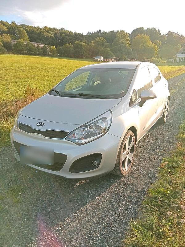 Silber Gebraucht 2013 Kia Rio Kleinwagen | 3.699 € (Fairer Preis) - Bild 1/4